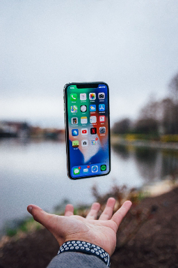 iPhone X argenté flottant au-dessus de la paume ouverte